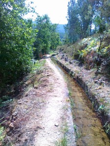 Uma levada de água, antigo sistema de irrigação ainda bem conservado, no concelho de Mondim de Basto, ao longa da qual se fez uma caminhada em setembro 2013