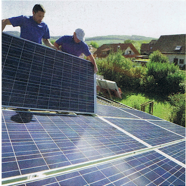 Instalando painéis fotovoltaicos no telhado de uma casa