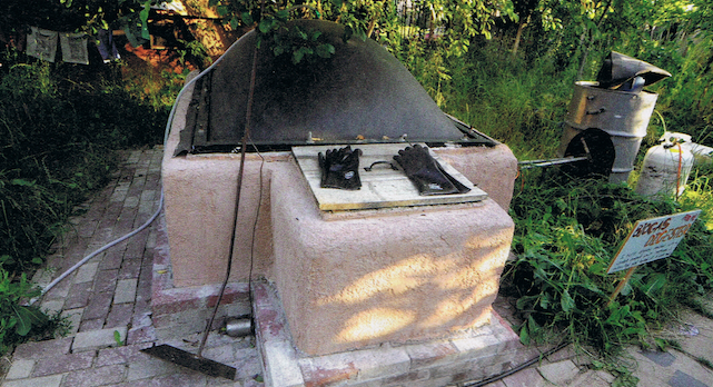 Uma pequena instalação de biogás ou gás metano, que transforma resíduos da pecuária em energia. The Mother Earth News, n.º 265, ag-set 2014, p. 56