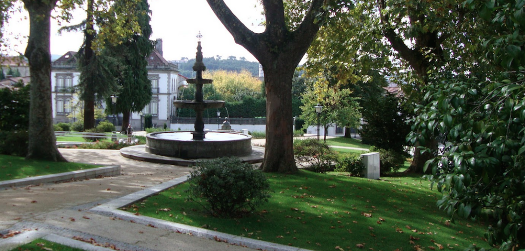 Um aspeto de Guimarães: jardim do Carmo