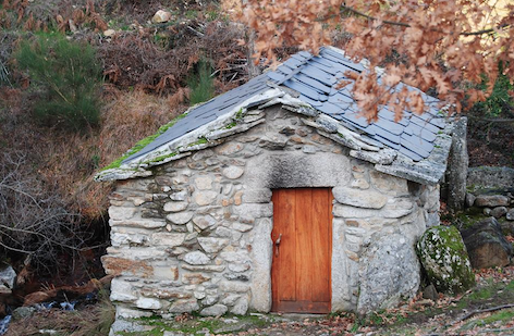 Construção rural de granito e lousa, em Fresulfe, Vinhais