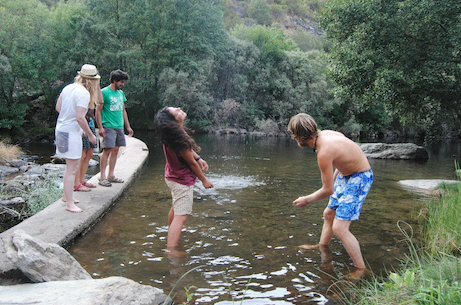 Recanto fluvial idílico, perto de Vinhais, com a Associação Tarabelo