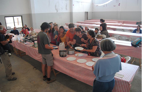 Refeição convivial, talvez uma prova de cusco, com a Associação Tarabelo