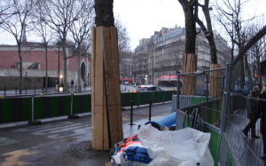 Obras em perspetiva? Protejam-se as árvores! Mas é Paris... Paris de França, Senhores. Cá ainda não chegou disto...